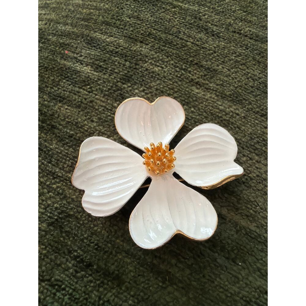 Vintage white and gold tone flower brooch - Picture 2 of 4